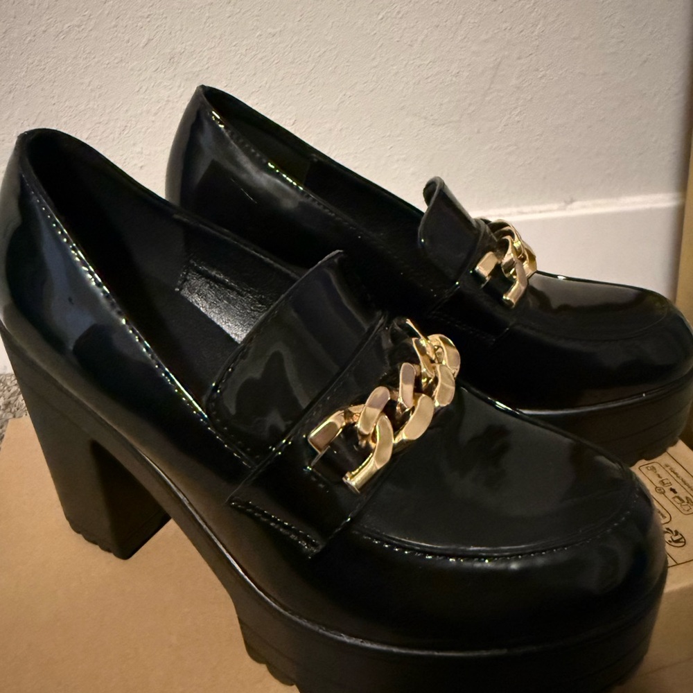 Elegant Black Loafers with Gold Chain Accent